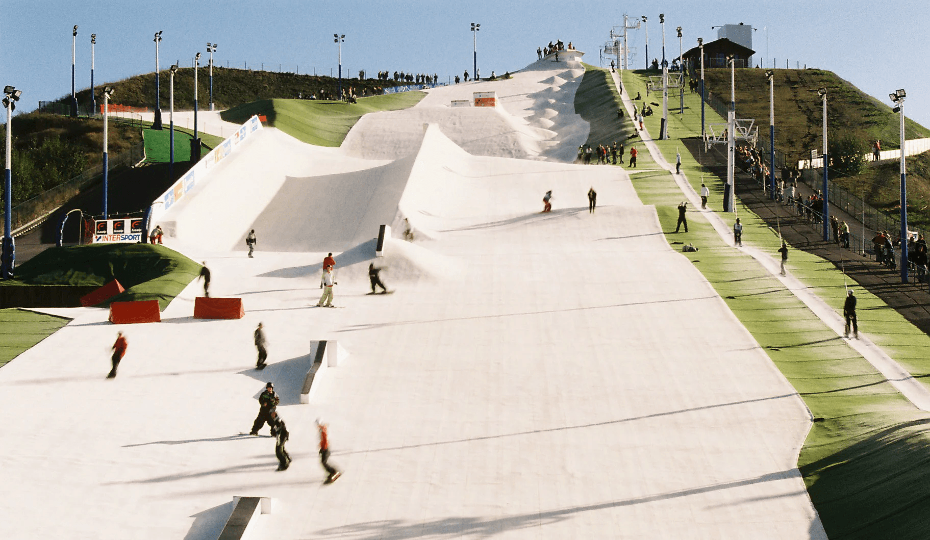 Riders en un dry slope al aire libre